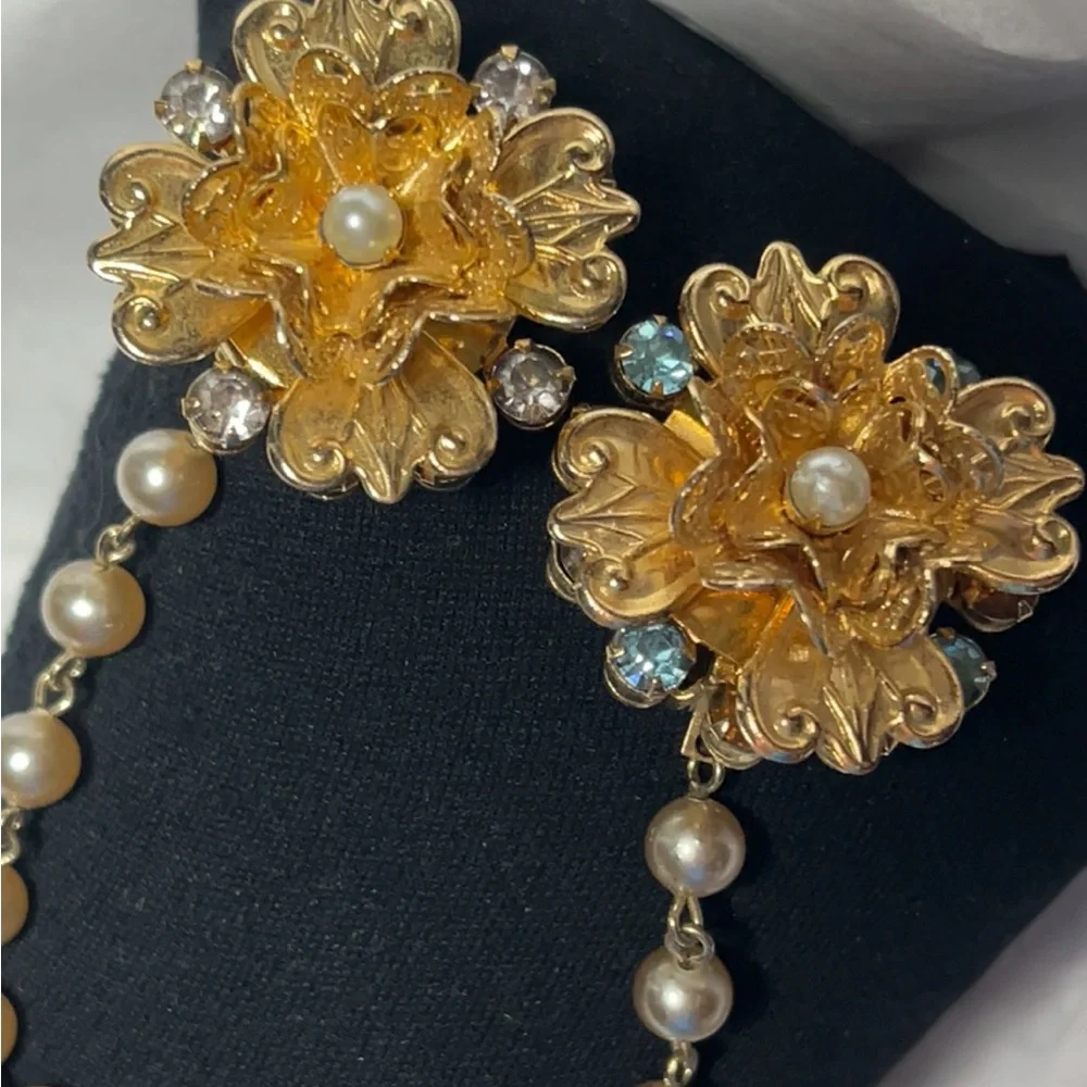 Elegant Gold Color Floral Pearl Chain Brooch
Clip for sweater, shawl or cape - Picture 7 of 9